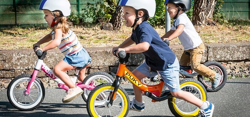 Kinder Kinder auf dem Laufrad