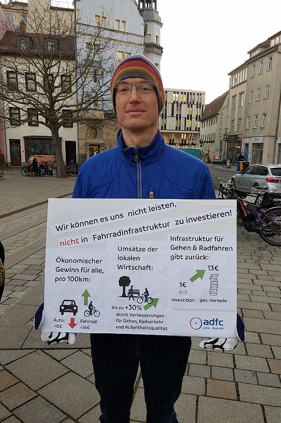 Mann hält ein Plakat vor sich Mann hält ein Plakat vor sich