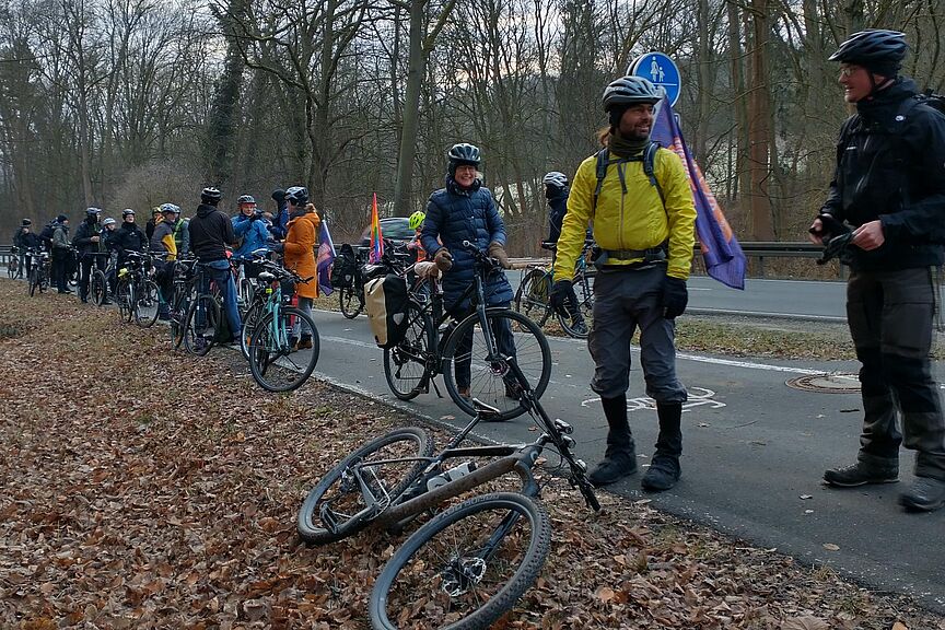 Radfahrer machen an einer Straße halt. Radfahrer machen an einer Straße halt.