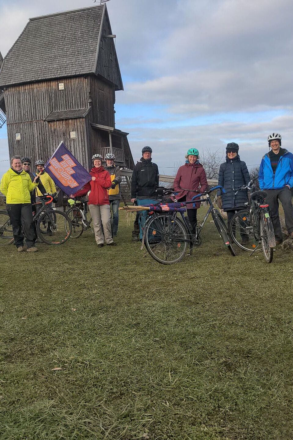 Menschen vor einer Windmühle Menschen vor einer Windmühle