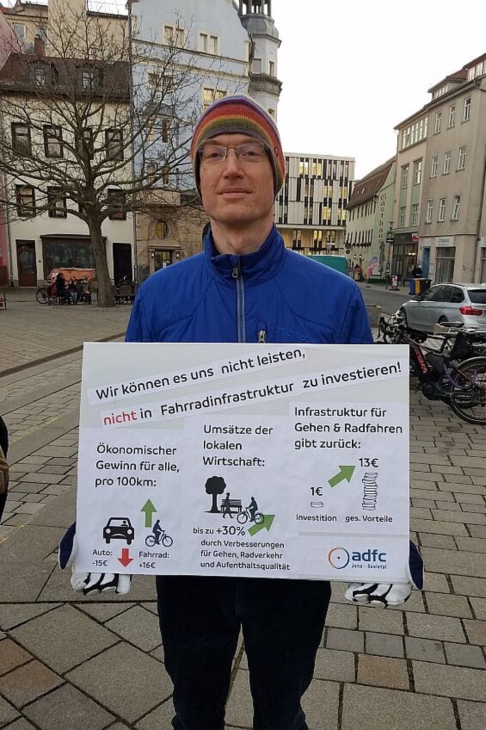 Mann hält ein Plakat vor sich Mann hält ein Plakat vor sich