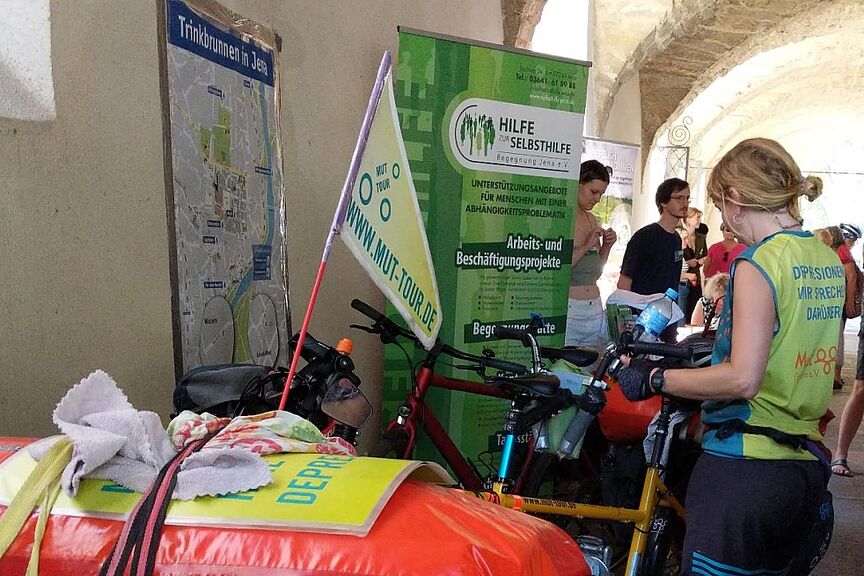 Mut-Tour in Jena 2026 Teilnehmerin der Mut-Tour steht neben ihrem Tandem