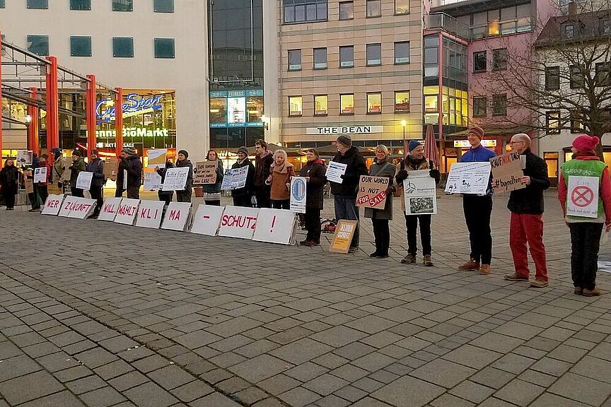 Silent Line Jena 4. Februar 2025 Eine Reihe vom Menschen hält Plakate in die Höhe