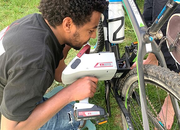 Mann codiert ein Fahrrad