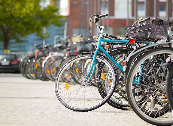 Fahrräder in einer Abstellanlage
