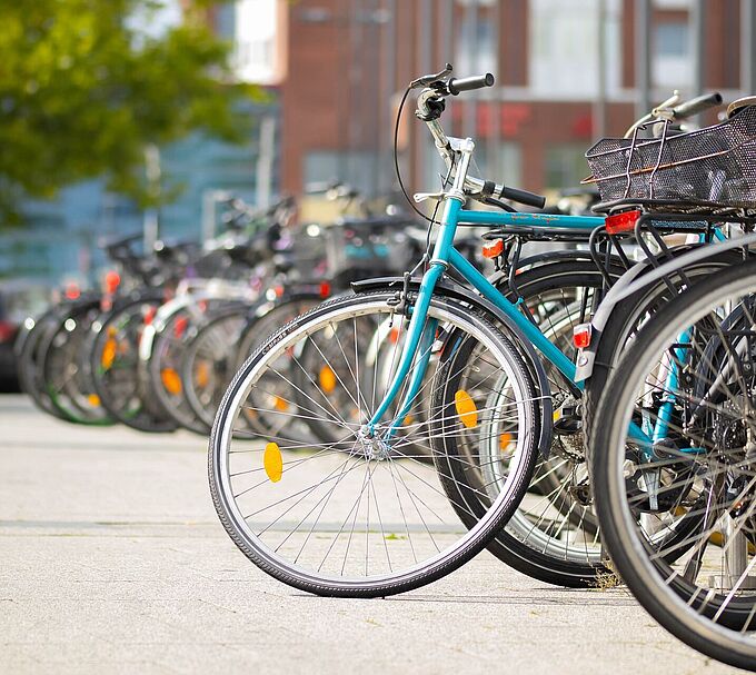 Fahrräder in einer Abstellanlage