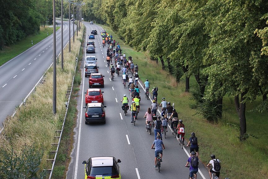 Auto- und Radverkehr auf der Stadtrodaer Straße Auto- und Radverkehr auf der Stadtrodaer Straße