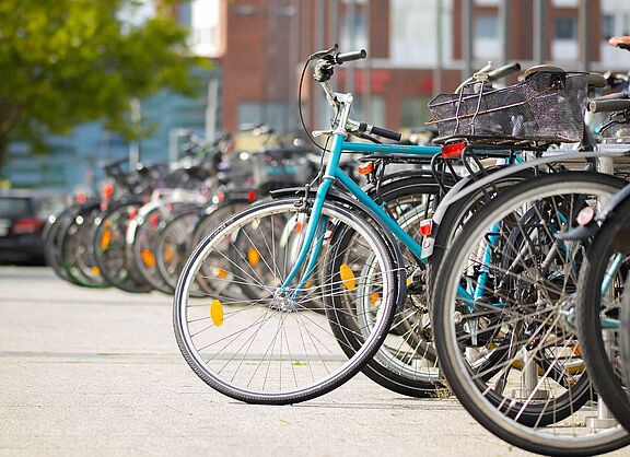 lange Reihe abgestellter Fahrräder verschiedener Farben