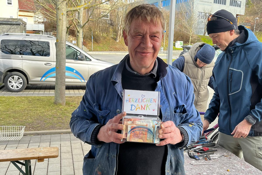 Mann hält eine Spendenbox auf der herzlichen Dank steht Mann hält eine Spendenbox auf der herzlichen Dank steht