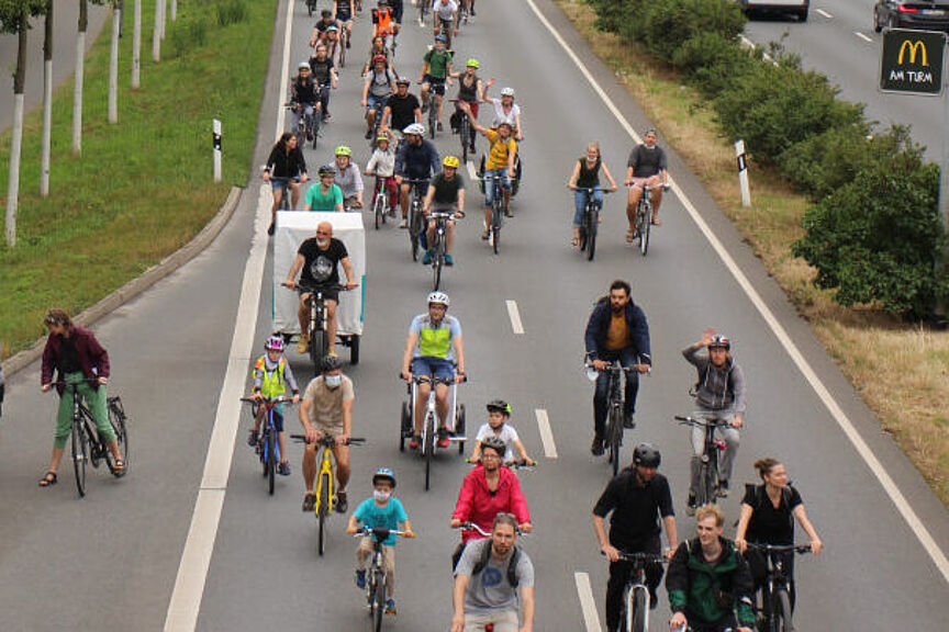 Impressionen von der Critical Mass über die Stadtrodaer Straße am 06.07.2021