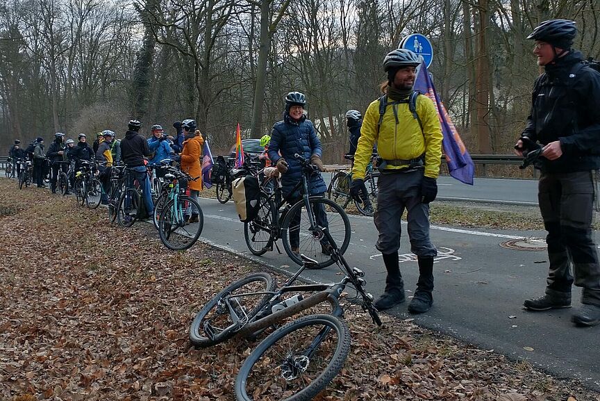 Radfahrer machen an einer Straße halt. Radfahrer machen an einer Straße halt.