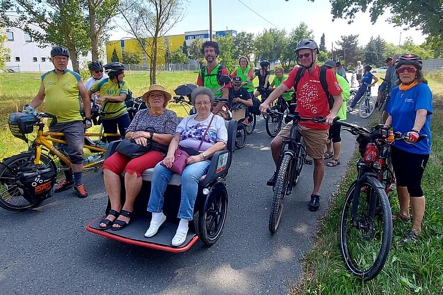 Mut-Tour 2025 Menschen mit Fahrrädern, Tandems und Rikschas