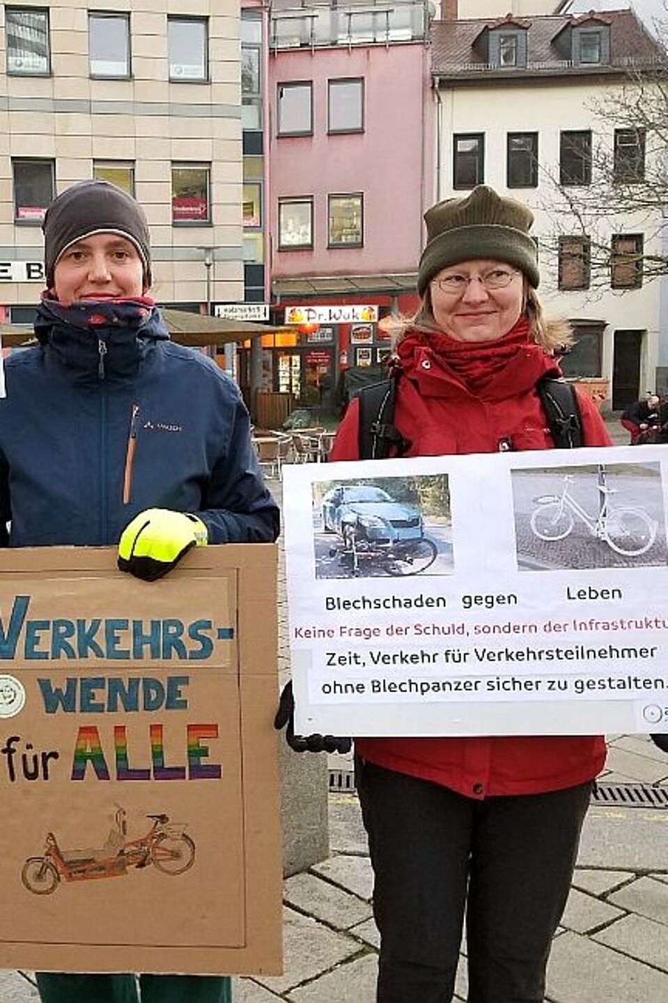 Zwei Frauen halten Plakate vor sich Zwei Frauen halten Plakate vor sich