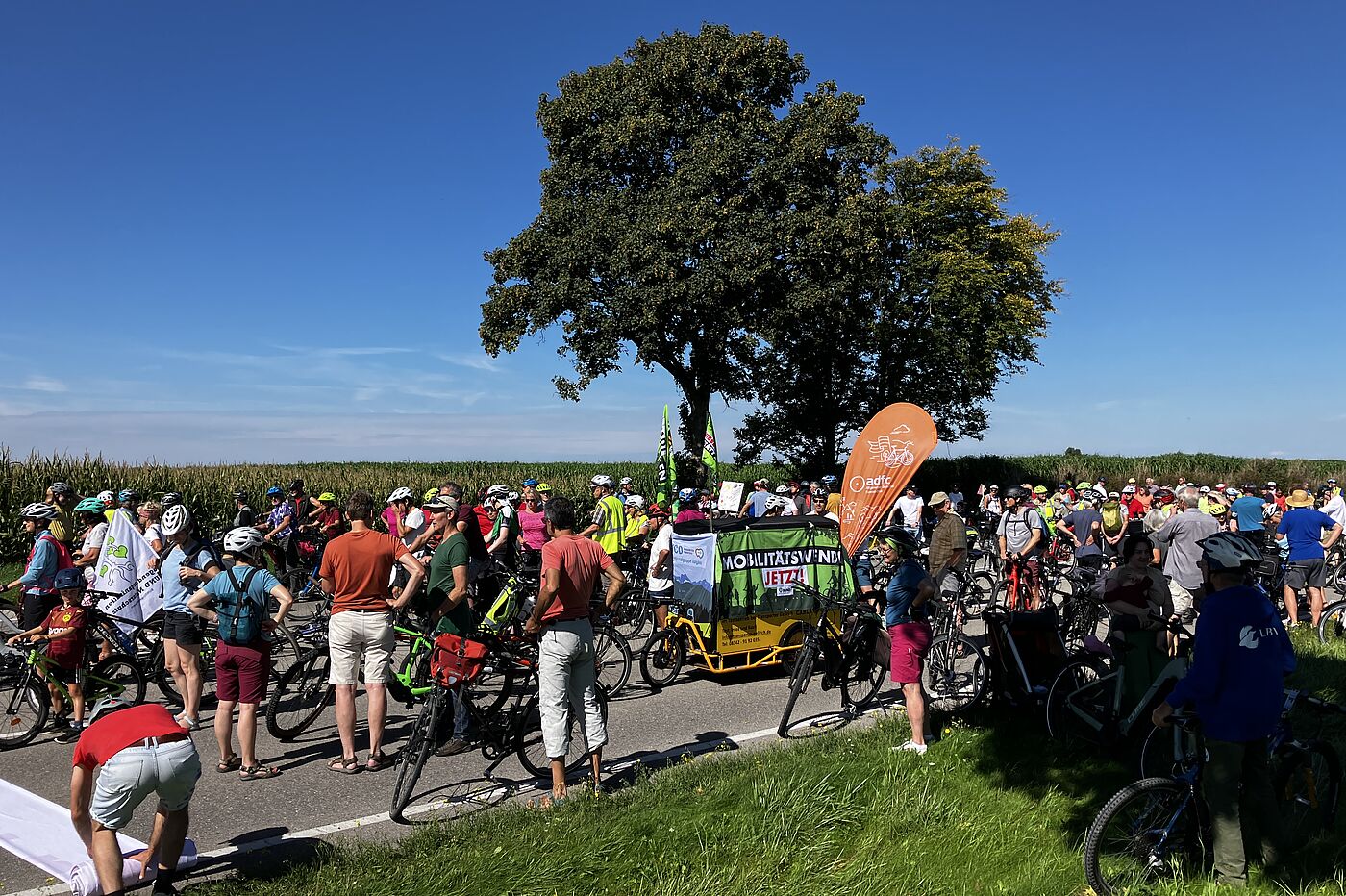 B12 Stopp Demonstration auf der Straße