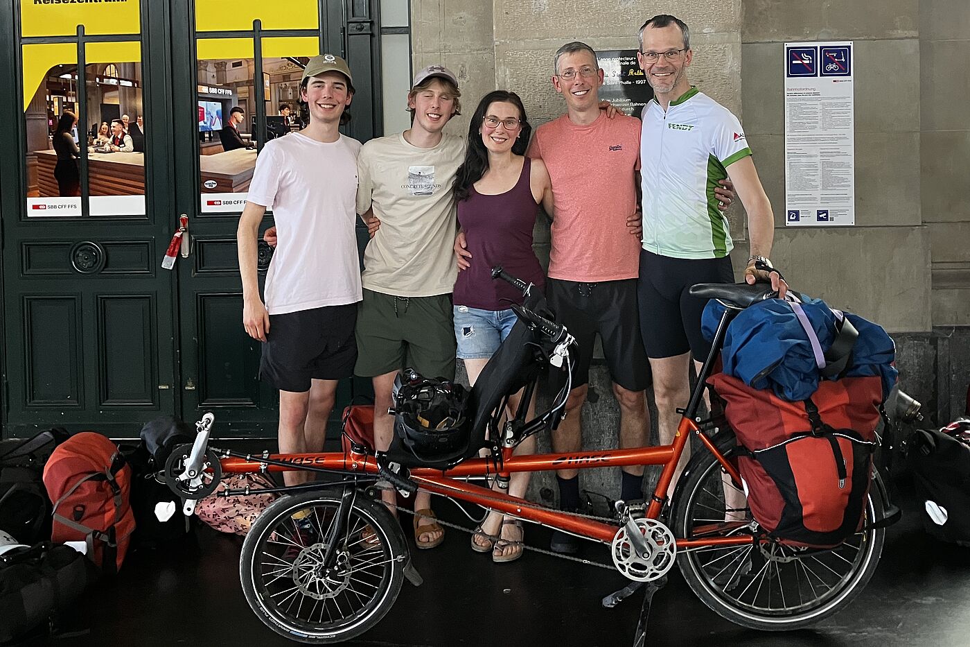 Tandemübergabe 5 Personen mit Tandem und Gepäck
