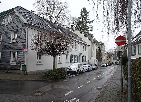 202101_ME-LutterbeckerStr_Einbahnstrasse_Fahrradschutzstreifen.JPG Fahrradfahrende dürfen in der Lutterbecker Straße entgegen der Einbahnstraßenregelung fahren.