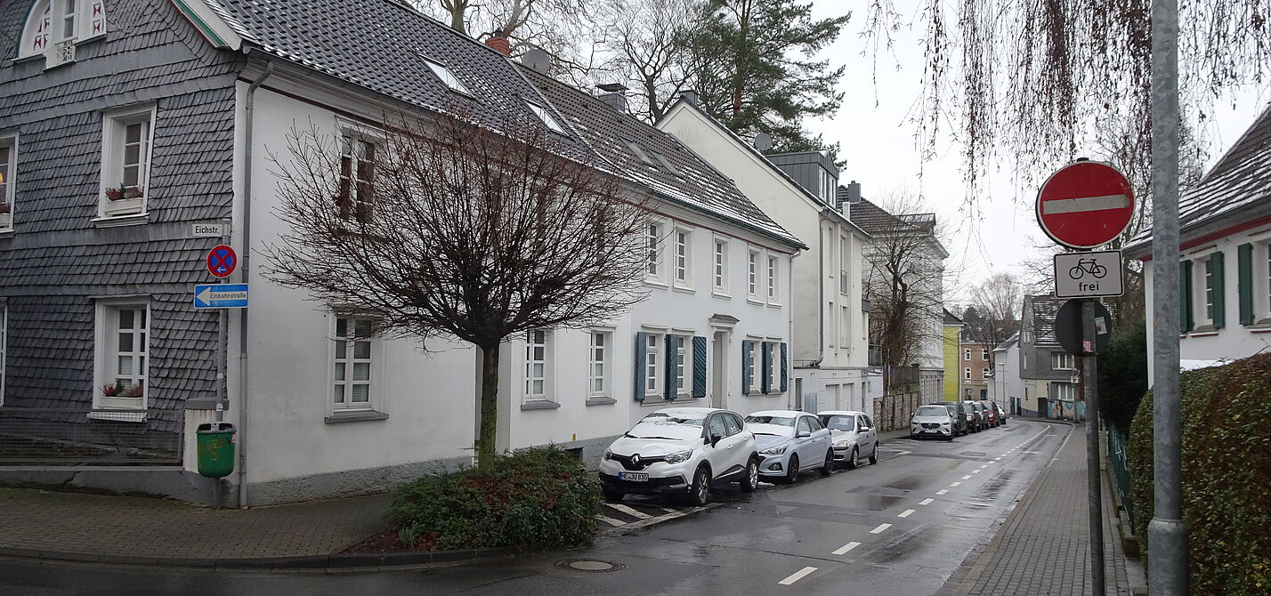 202101_ME-LutterbeckerStr_Einbahnstrasse_Fahrradschutzstreifen.JPG Fahrradfahrende dürfen in der Lutterbecker Straße entgegen der Einbahnstraßenregelung fahren.