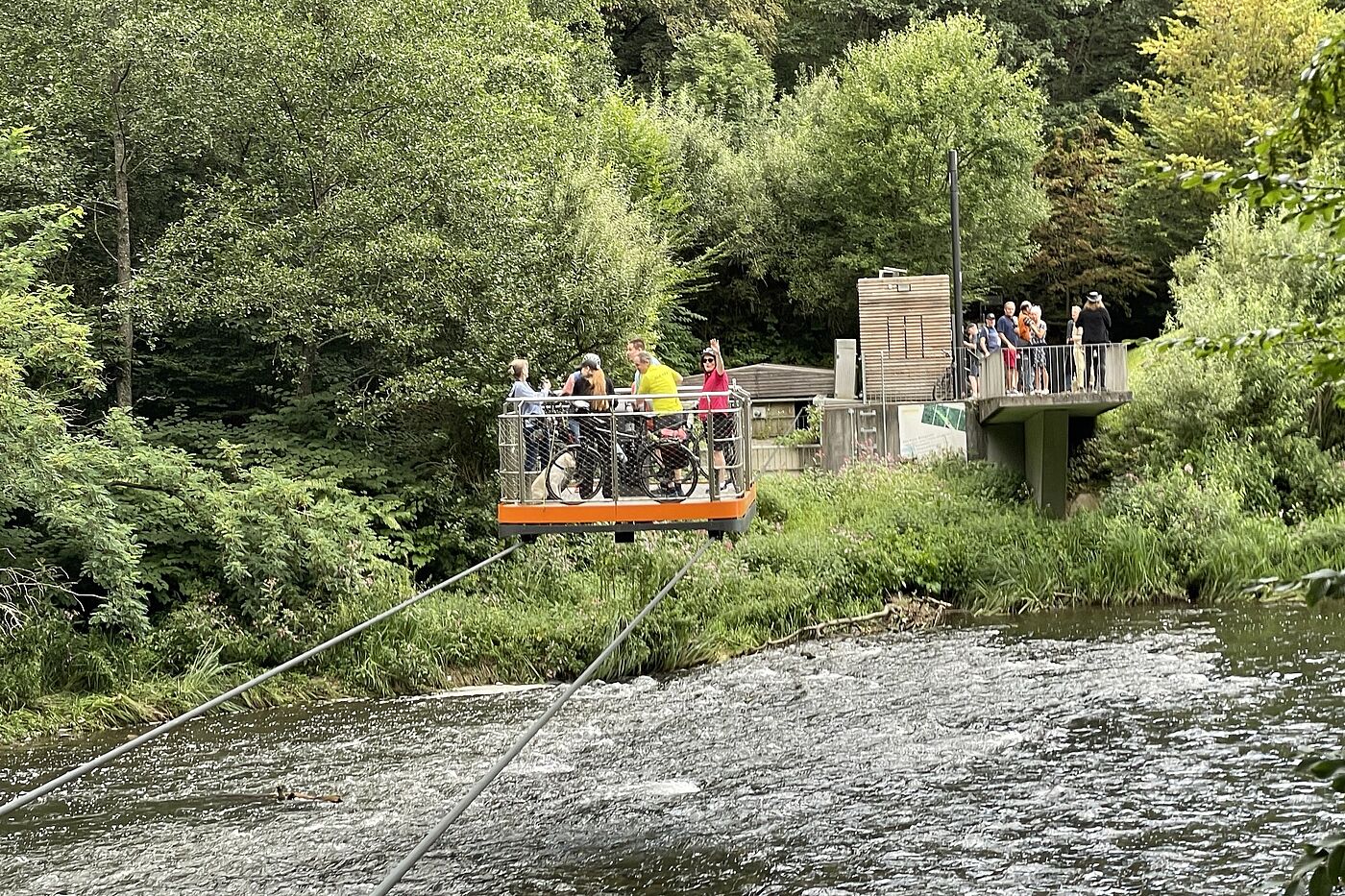 Schwebefähre über die Wupper Eine Schwebefähre schwebt über die Wupper