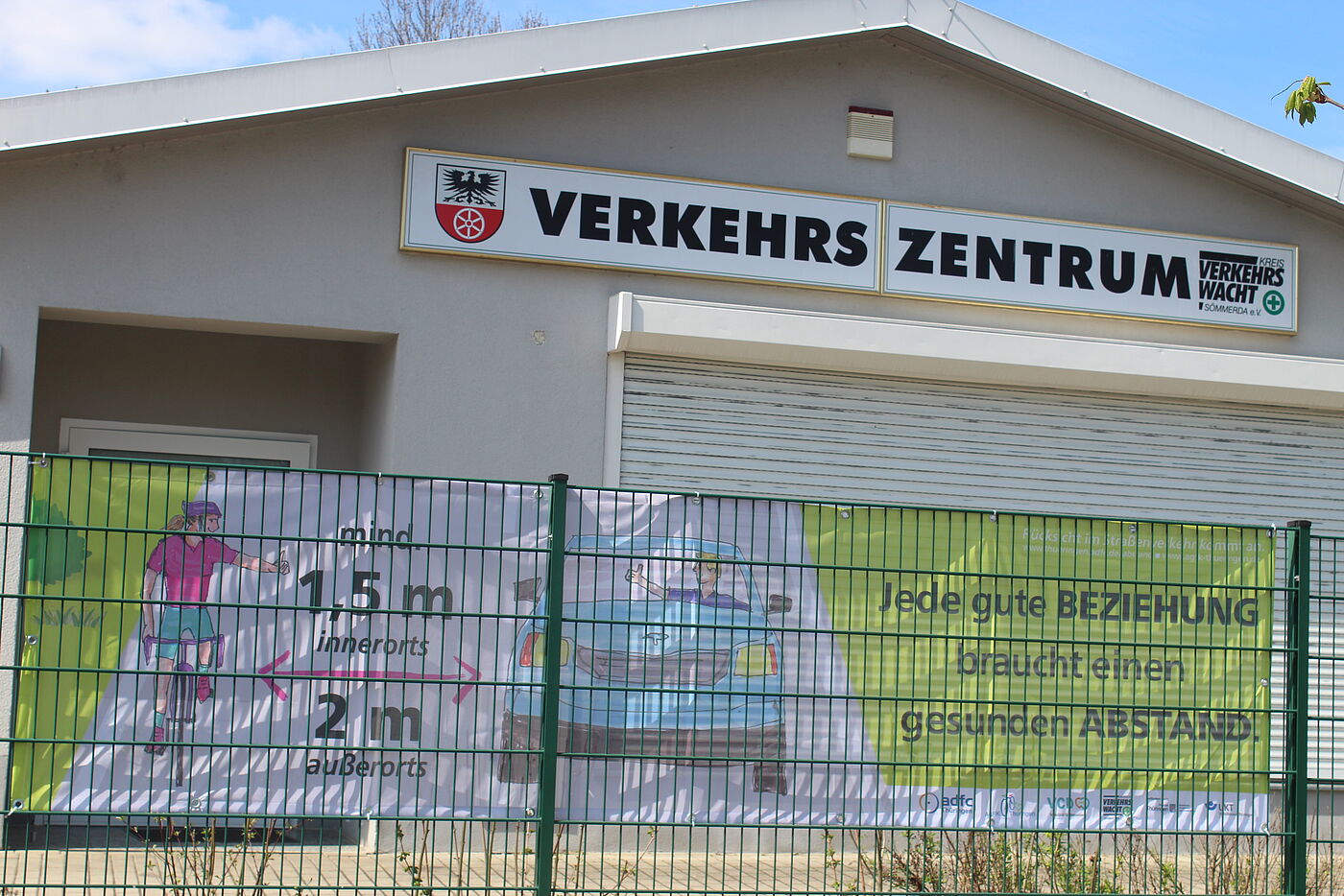 20.4.2026: Auch bei der Landesverkehrswacht in Sömmerda macht ein Banner auf den Mindestüberholabstand aufmerksam.