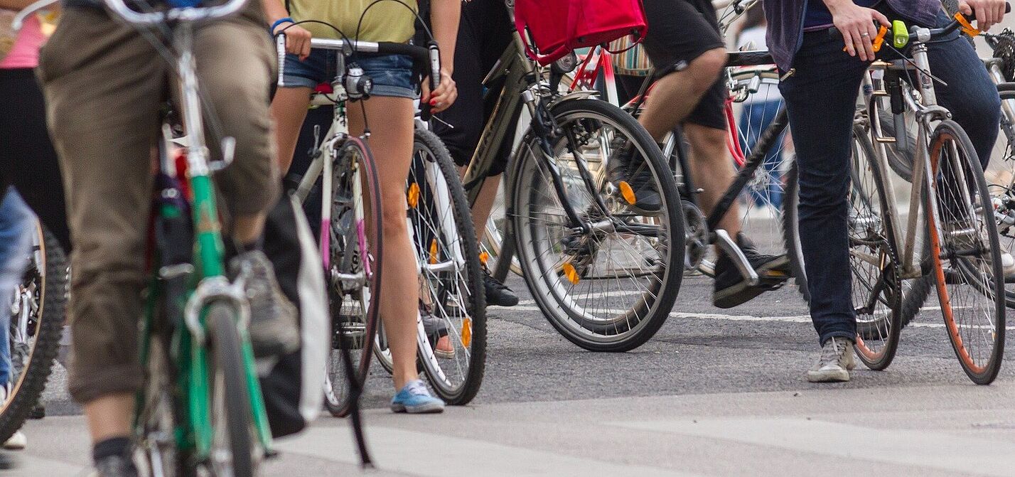 Fahrräder sind in der Stadt unterwegs