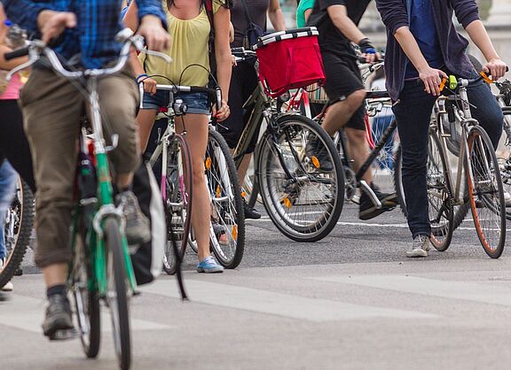 Fahrräder sind in der Stadt unterwegs