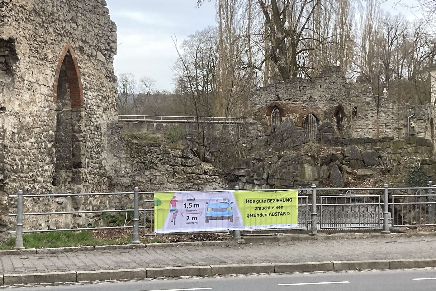 8.3.2026: Ein Banner an der Bernhardstraße / Leipziger Straße in Meiningen weist auf den beim Überholen von Radfahrenden einzuhaltenden Mindestabstand von 1,5 m innerorts und 2 m außerorts hin.