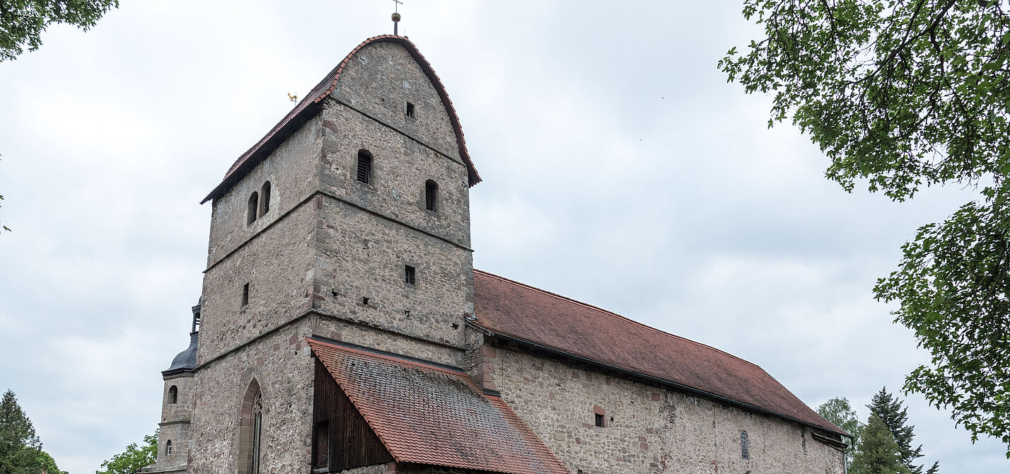 Die Michaeliskirche in Rohr mit Friedhof im Vordergrund.