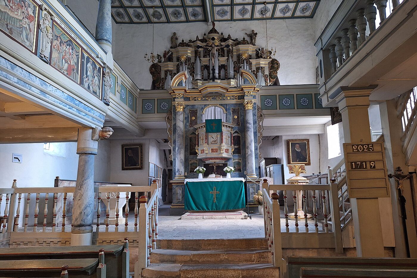 Das Innere der Michaelskirche in Rohr.