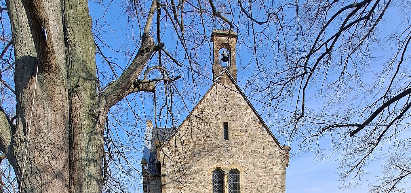 Die Gustav-Adolf-Kapelle in Witterda mit Baum im Vordergrund.