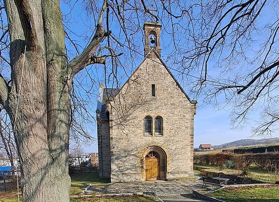 Die Gustav-Adolf-Kapelle in Witterda mit Baum im Vordergrund.