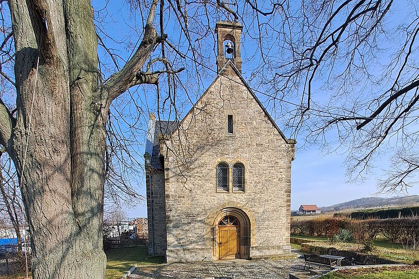 Die Gustav-Adolf-Kapelle in Witterda mit Baum im Vordergrund.