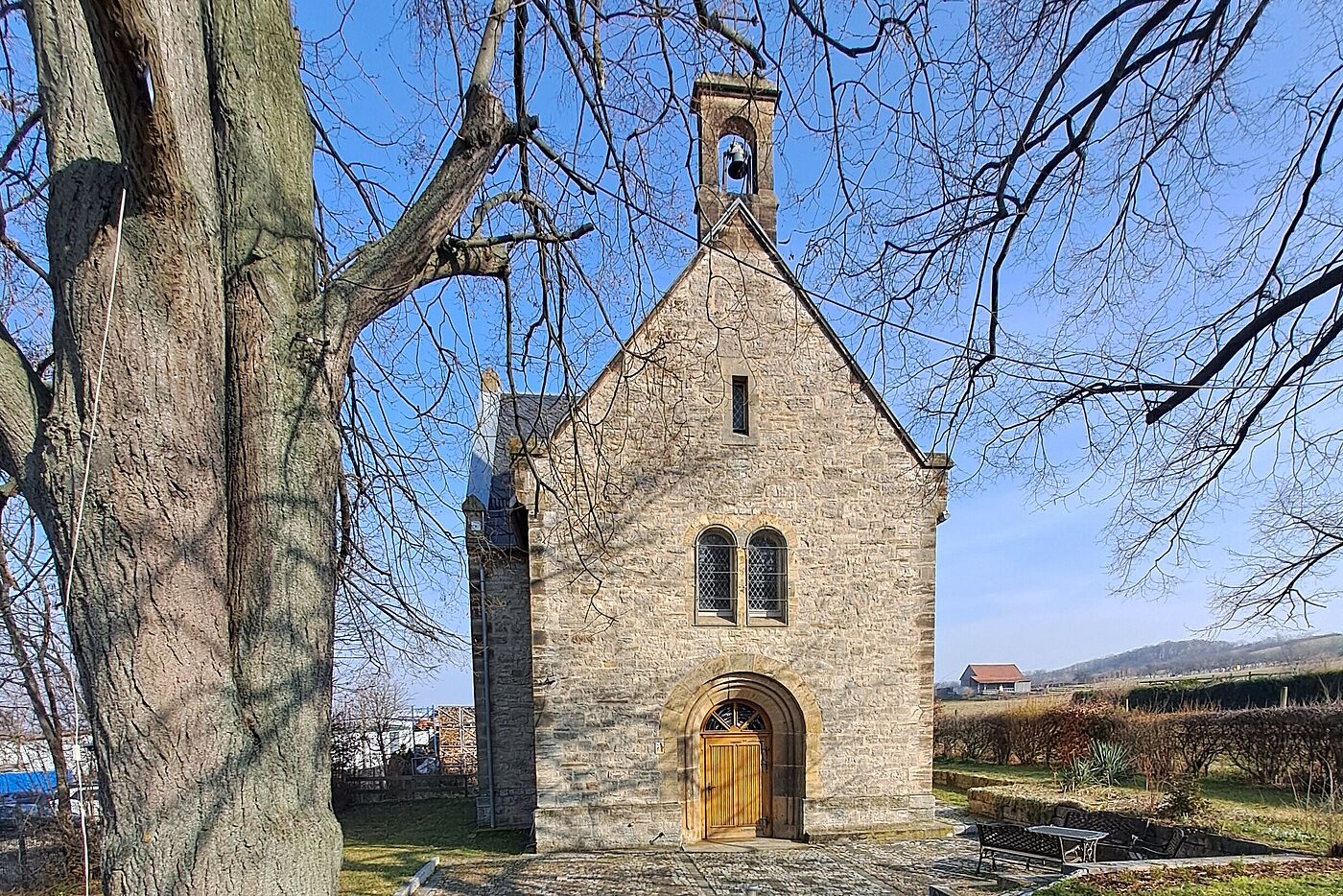 Kirche in Witterda mit Baum im Vordergrund