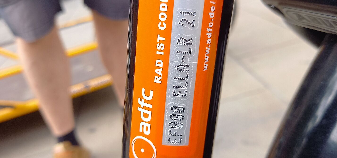 Fahrradcodierung Ein Code auf einem Fahrradrahmen.