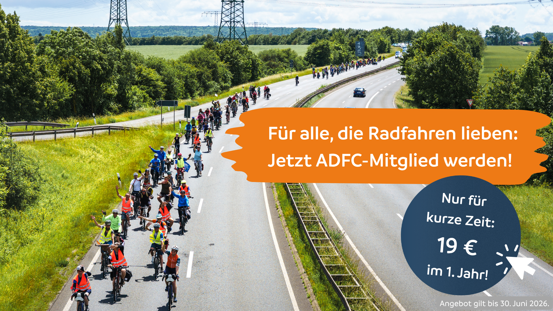 Viele Radfahrende sind im Rahmen einer Demo auf einer großen Straße unterwegs.