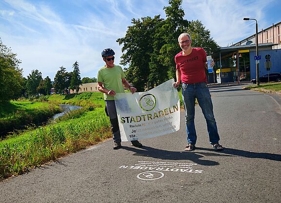 Mit Sprühkreide zauberte der ADFC-Wartburgkreis das Logo auf die Radwege.