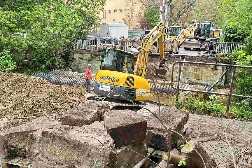 Baustelle am Mühlgraben Ein Bagger bereitet den Bau der neuen Mühlgrabenbrücke vor.