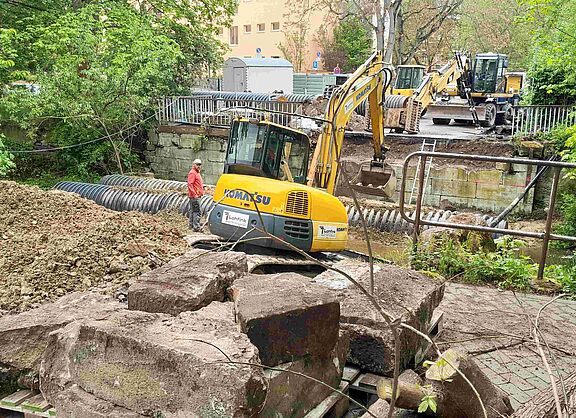 Ein Bagger bereitet den Bau der neuen Mühlgrabenbrücke vor.