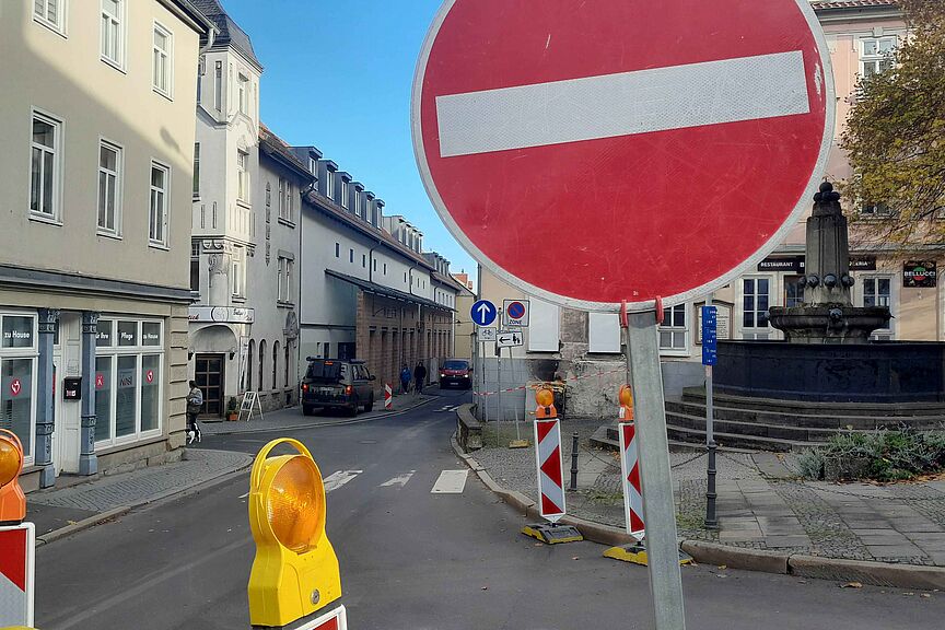 Keine Einfahrt! Ein Verkehrsschild behindert an einer Baustelle den Radverkehr.