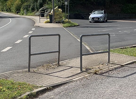 Drängelgitter an der Tankstelle in Farnroda bremsen den Radverkehr aus