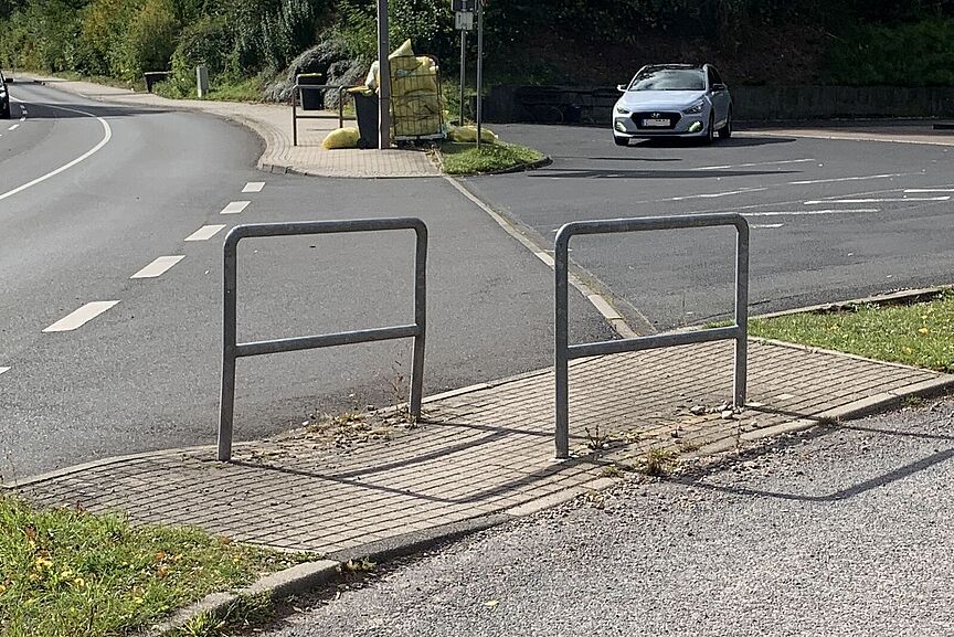 Drängelgitter in Farnroda Drängelgitter an der Tankstelle in Farnroda bremsen den Radverkehr aus