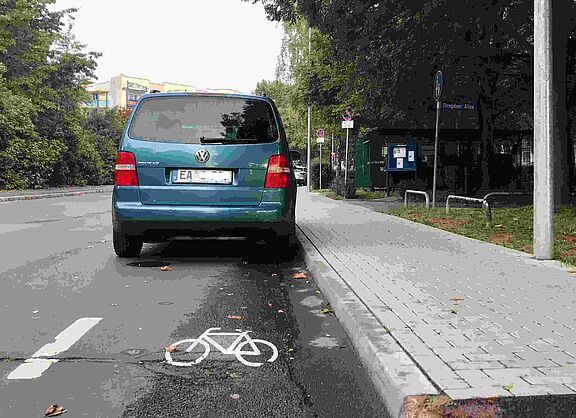Der Radschutzstreifen endet kurz vor einem parkenden Auto.