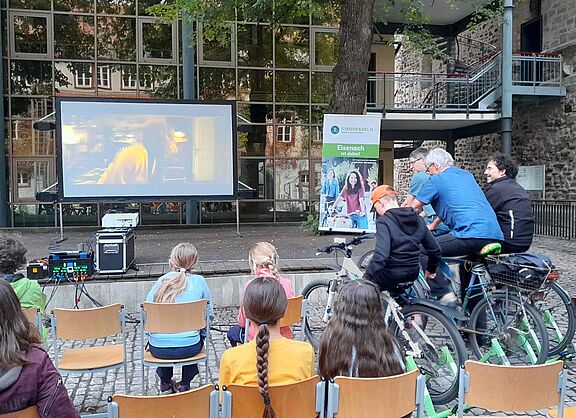 Im Hof des Martin-Luther-Gymnasiums präsentierte der ADFC-Erfurt das Fahrradkino