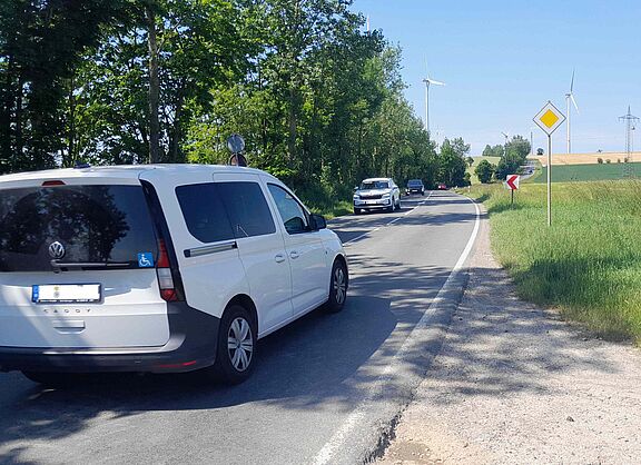 Zwischen Neukirchen und dem Abzweig gefährdet der Auto- und Lkw-Verkehr die Radfahrer.
