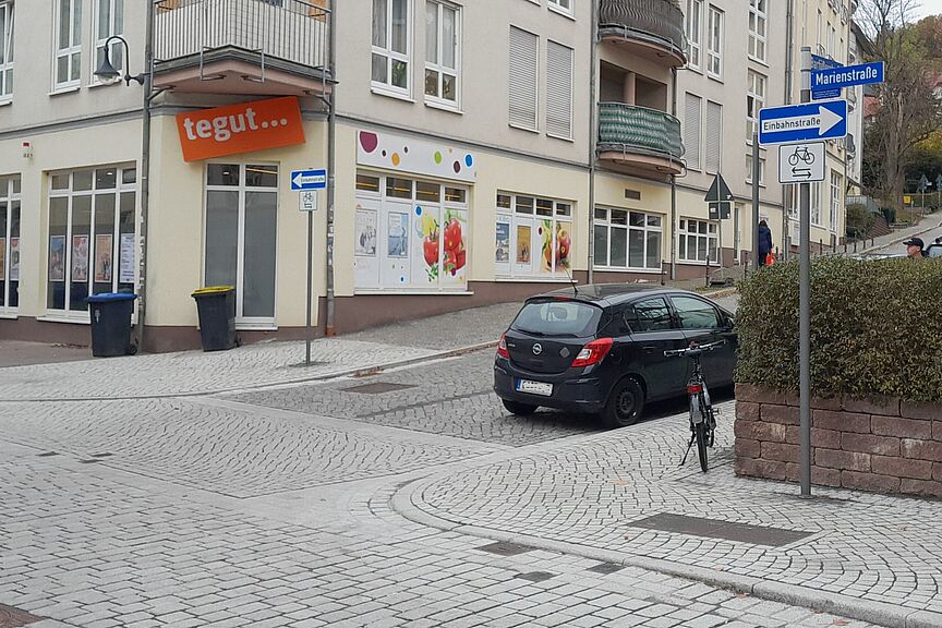 Marienstraße Einbahnstraßenschilder in der Marienstraße mit "Fahrräder frei".