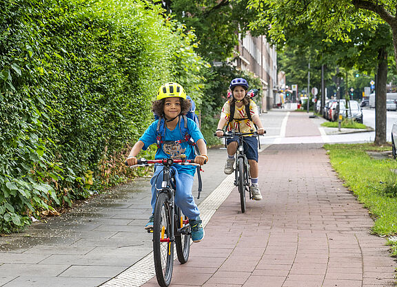 ADFC Kinder auf dem Weg zur Schule mit dem Fahhrad