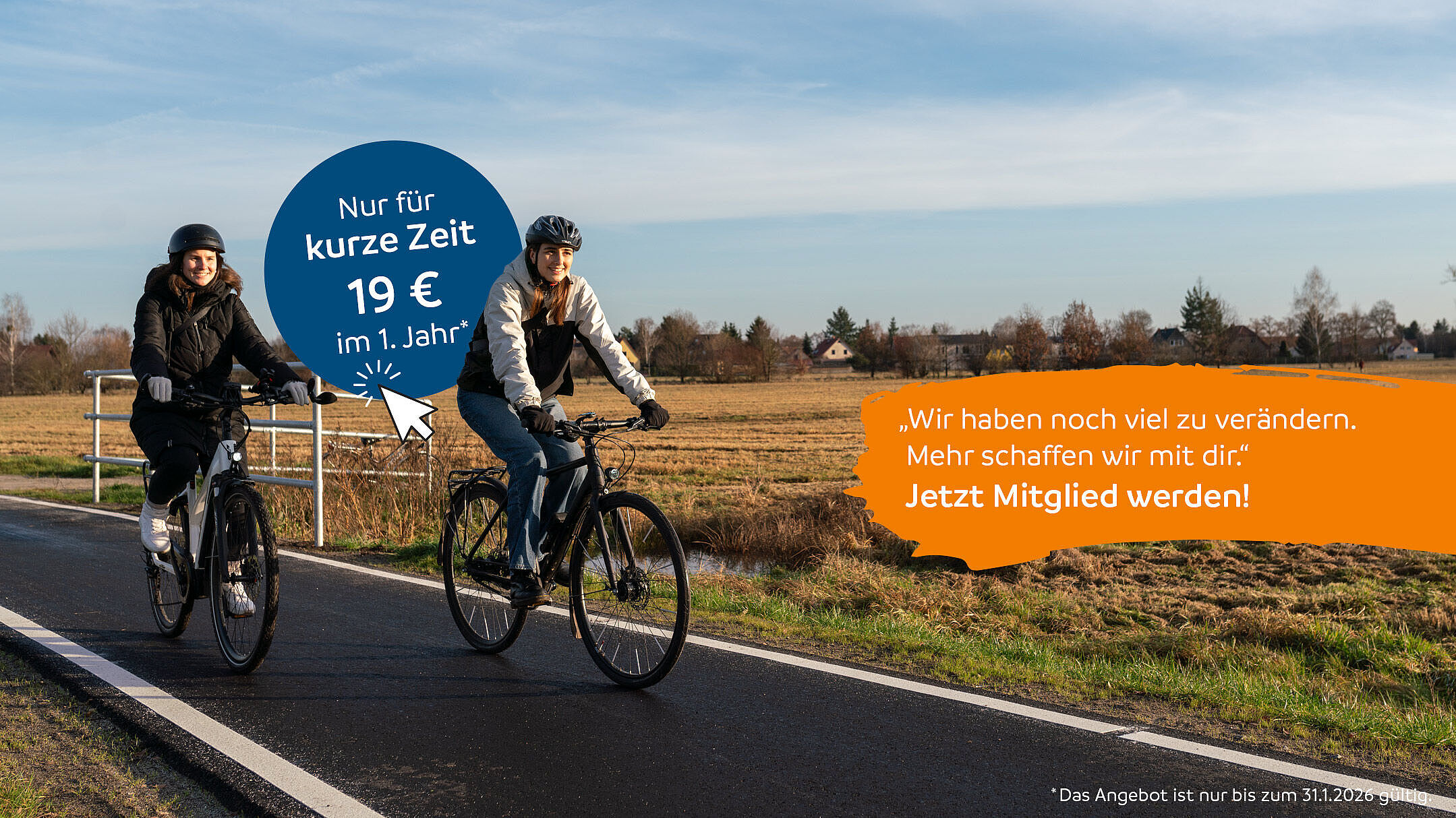 Zwei Menschen fahren mit Fahrrädern auf einem asphaltierten Weg durch eine offene Landschaft mit Feldern und Häusern im Hintergrund. Auf dem Bild sind außerdem Werbegrafiken für eine Mitgliedschaft eingeblendet: ‚Nur für kurze Zeit 19 Euro im 1. Jahr‘ und ‚Wir haben noch viel zu verändern. Mehr schaffen wir mit dir. Jetzt Mitglied werden!‘ sowie ein kleiner Hinweis zur Gültigkeit des Angebots.