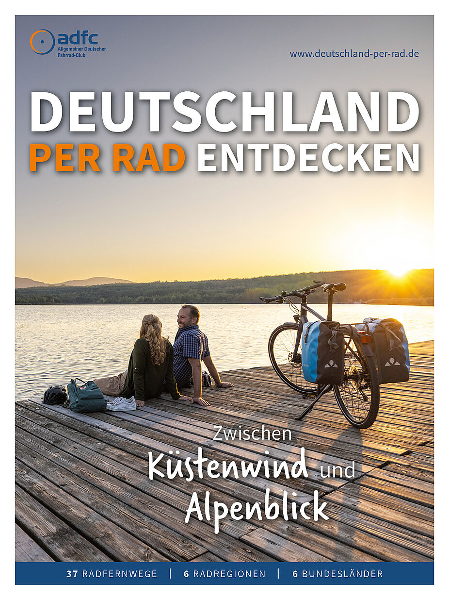 Deutschland per Rad entdecken 2023 Radfahrende rasten an einem Steg