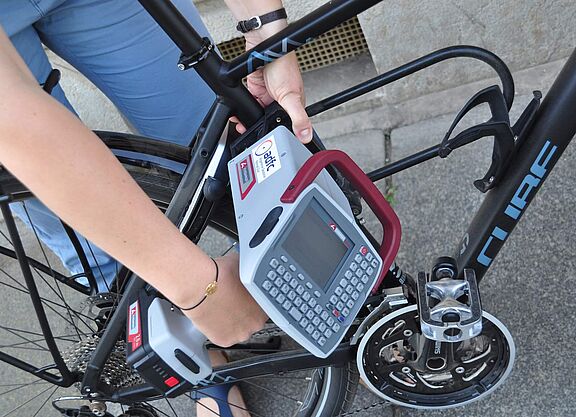 ADFC-Fahrradcodierung Ein Fahrrad wird codiert.