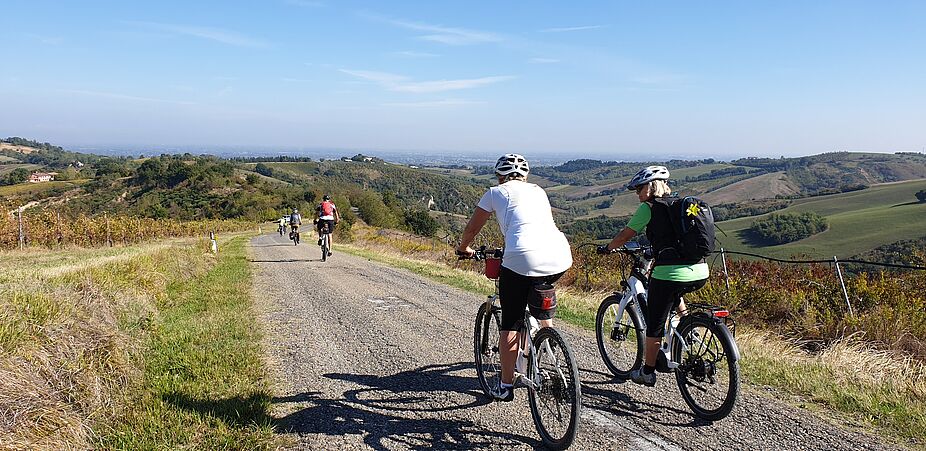 ADFC-Radtour 01 Zwei Frauen auf Fahrrädern in hügeliger Landschaft