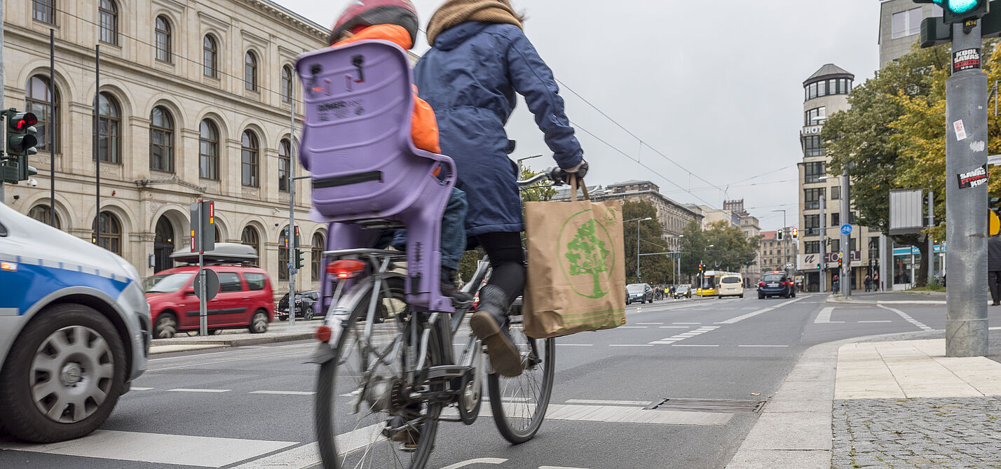 Fahrradfahren in der Stadt. Hier: Invalidenstraße, Berlin-Mitte.